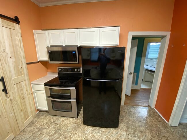 Building Photo - 156 College St