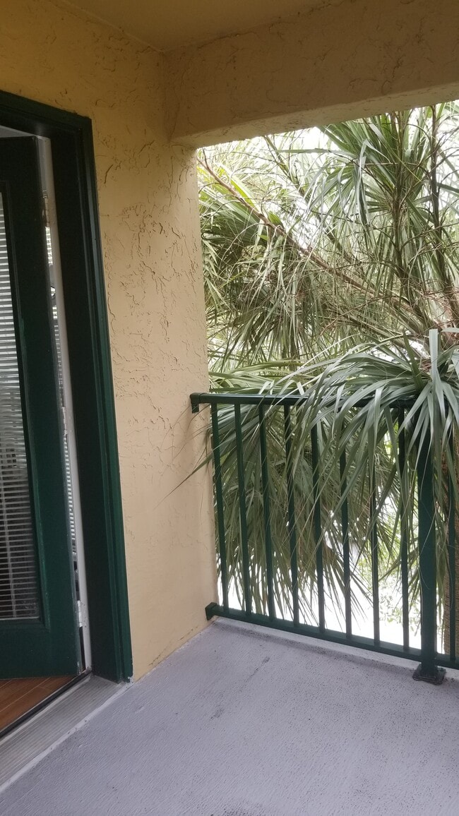 Building Photo - 977 Riverside Dr