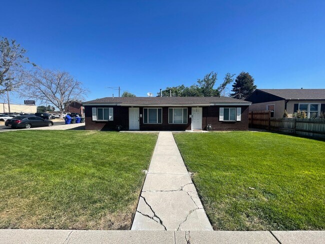 Primary Photo - Claybourne Duplex