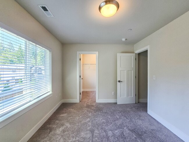 Building Photo - 5BD Martha Lake Home