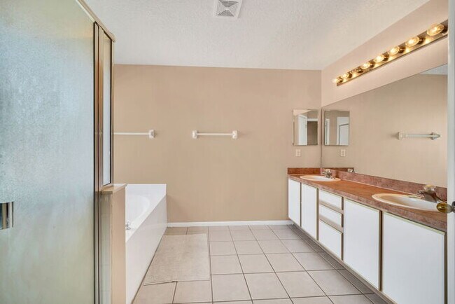 Building Photo - Partially Furnished 6 bedroom/5 Bath home