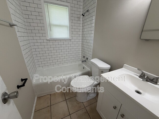 Building Photo - 2200 Norwood Dr NW