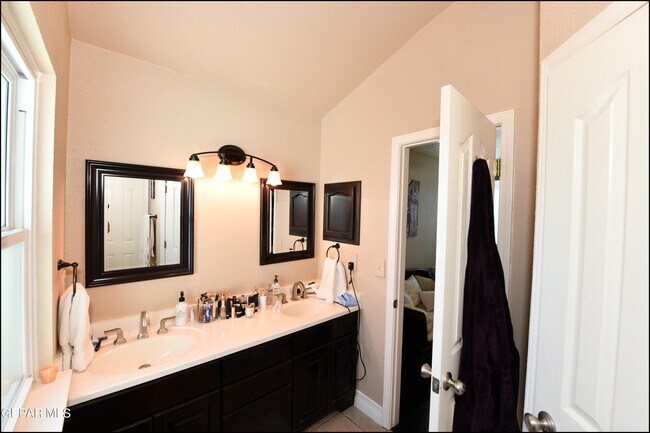 Building Photo - 5060 Silver Sands Ave