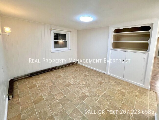 Building Photo - 100 Main St