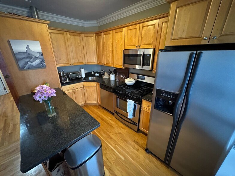 Primary Photo - 132 W 8th St