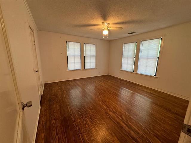 Building Photo - 208 N Elm St