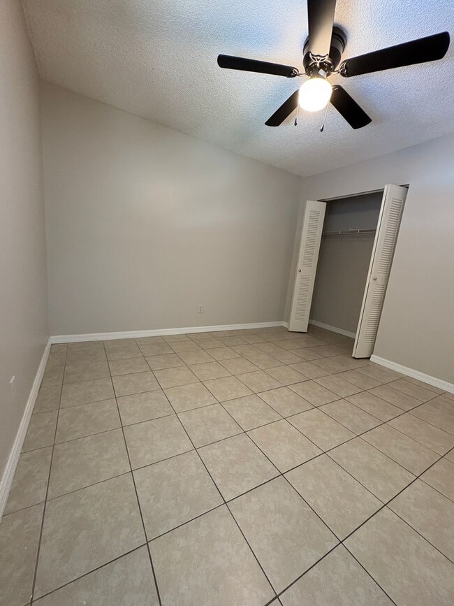 Building Photo - Top-Floor 2 Bed / 2 Bath Condo in Sought-After Lakeside Community – Deltona, FL
