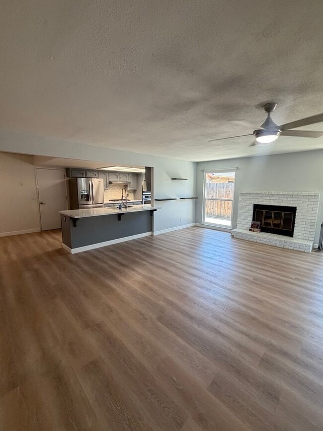 Building Photo - Stunning 4 bedroom, 2 bathroom with a Pool and Solar