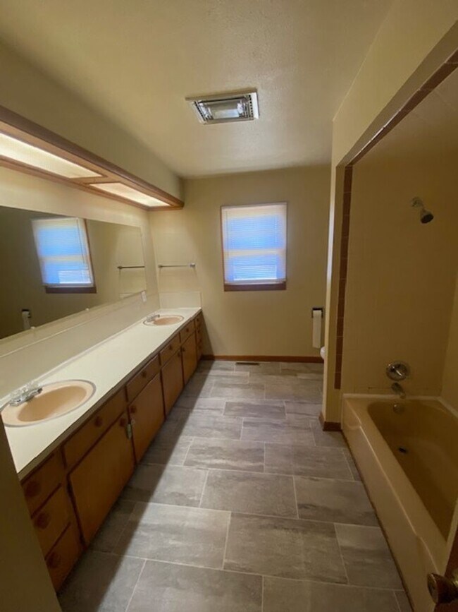 Building Photo - Nice 3 Bedroom Home In Lincoln!