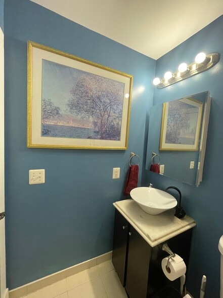 Bathrooom - 1220 Holbrook Ter NE