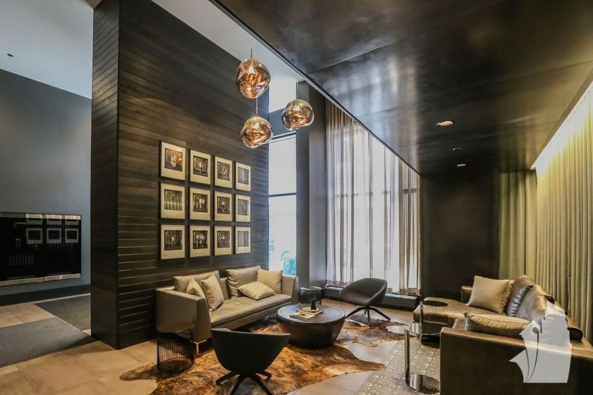 Building Photo - 637 N Wells St