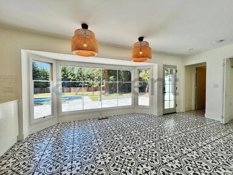 Building Photo - 1531 Silver Trail