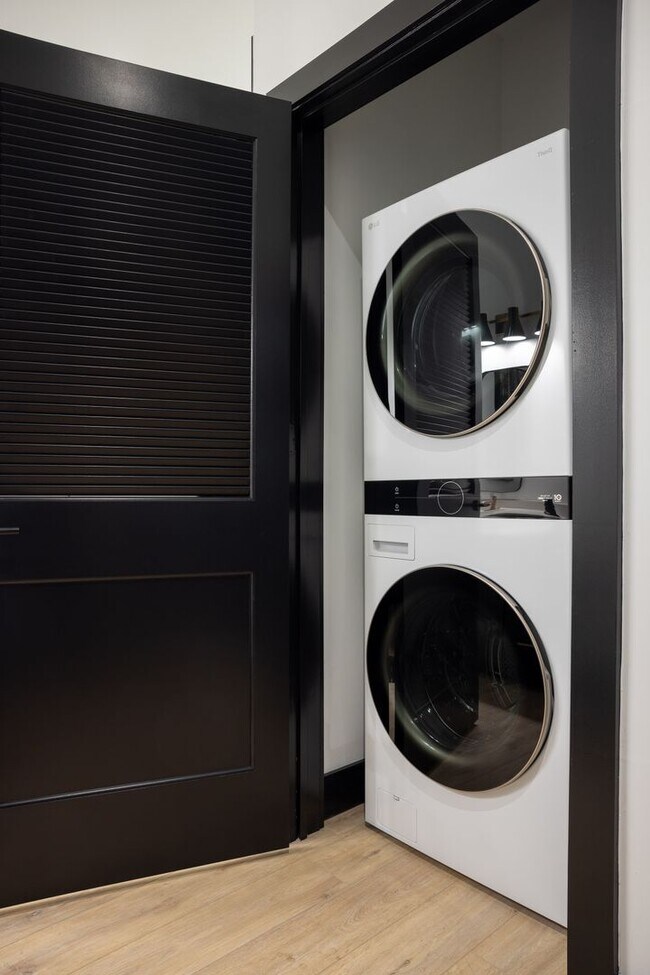 Building Photo - One bedroom & 1 bath apartment available a...
