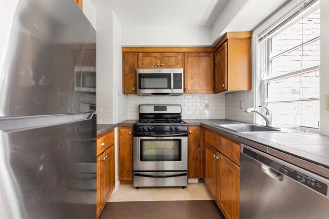 Building Photo - 235 NE 61st Ave