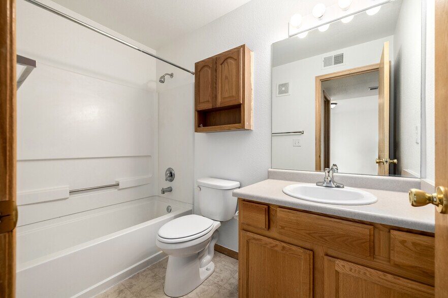 Building Photo - 1221 University Ave