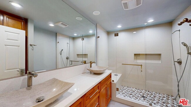 Building Photo - 7814 Woodhall Ave