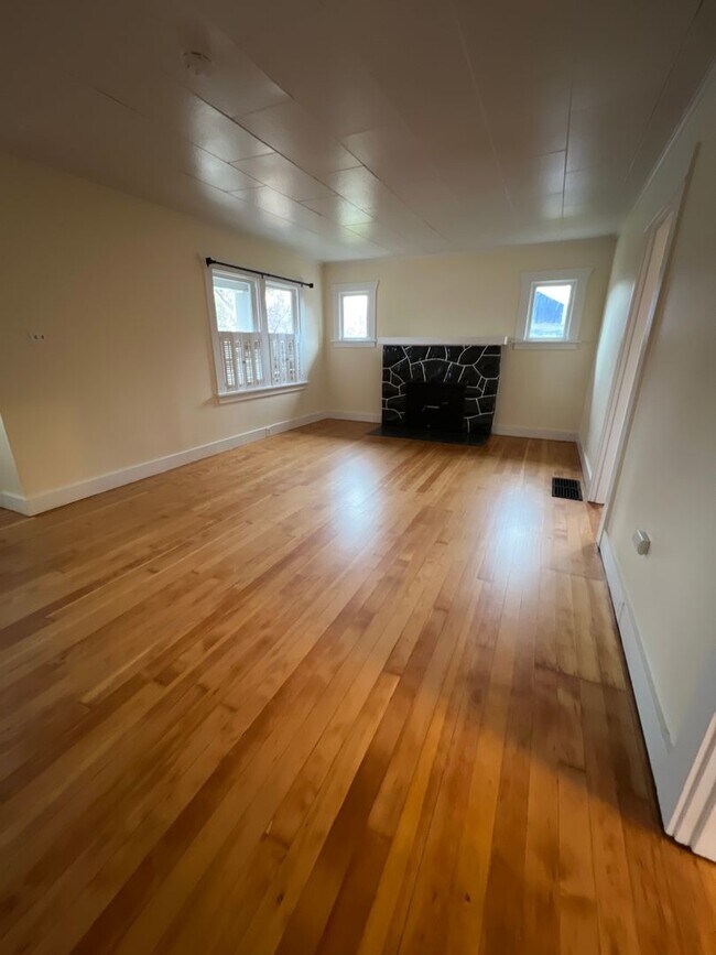 Building Photo - Remodeled DOWNTOWN Bend House, Newer Flooring/Paint/Appliances, Gas heat, Small Garage, Fenced Yard