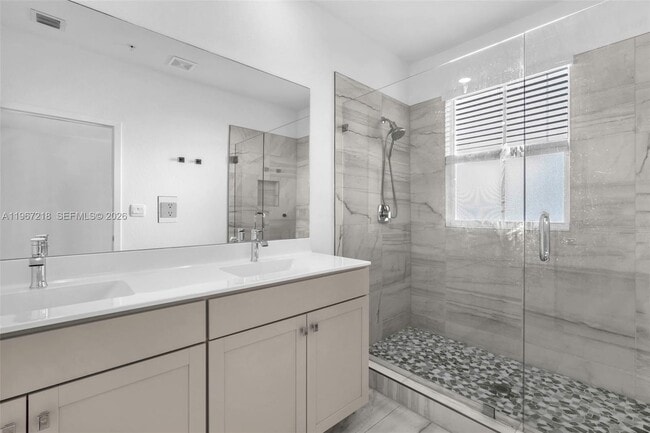 Building Photo - 142 SW 170th Ave