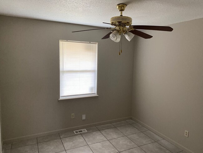Building Photo - Available November 1st! 3 Bed/1.5 Bath Hou...