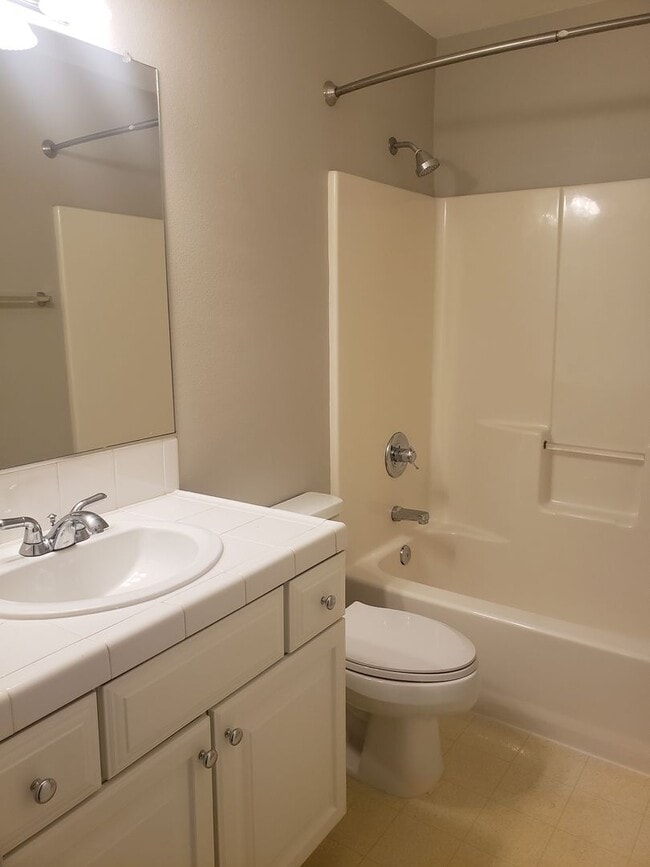 Building Photo - Large 3-bed Townhouse in Terwilliger South