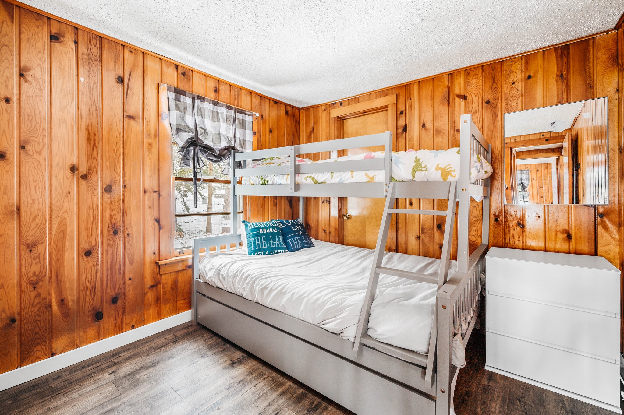 Building Photo - 586 Applegate Dr