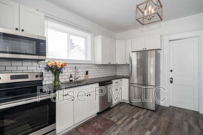 Building Photo - 2730 Dakota Ave