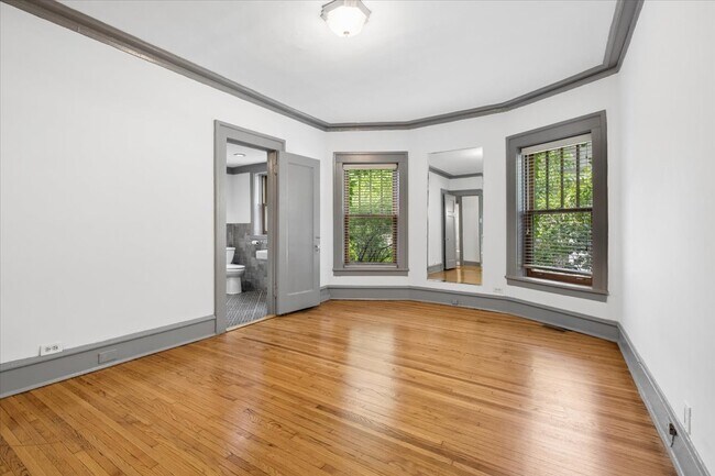 Building Photo - 717 W Junior Terrace