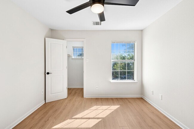 Building Photo - Newly Remodeled Duplex Great Location!