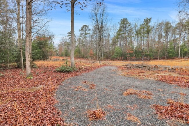 Building Photo - Country Living in New Kent County!
