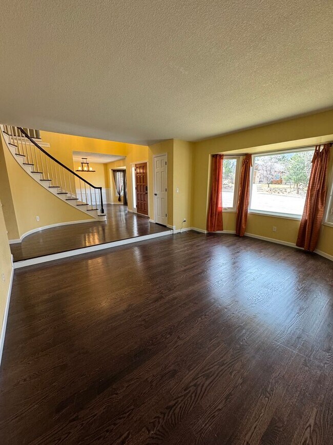 Building Photo - 5 Bedroom Home in Broadmoor Bluffs