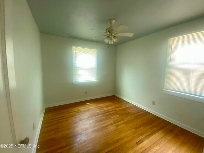 Building Photo - 1349 Menna St