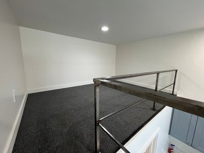 Building Photo - Modern, Large Studio with A/C & High Ceili...