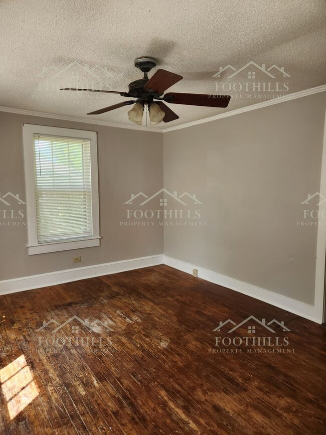 Building Photo - Cozy 1 Bed Duplex with Original Hardwood F...