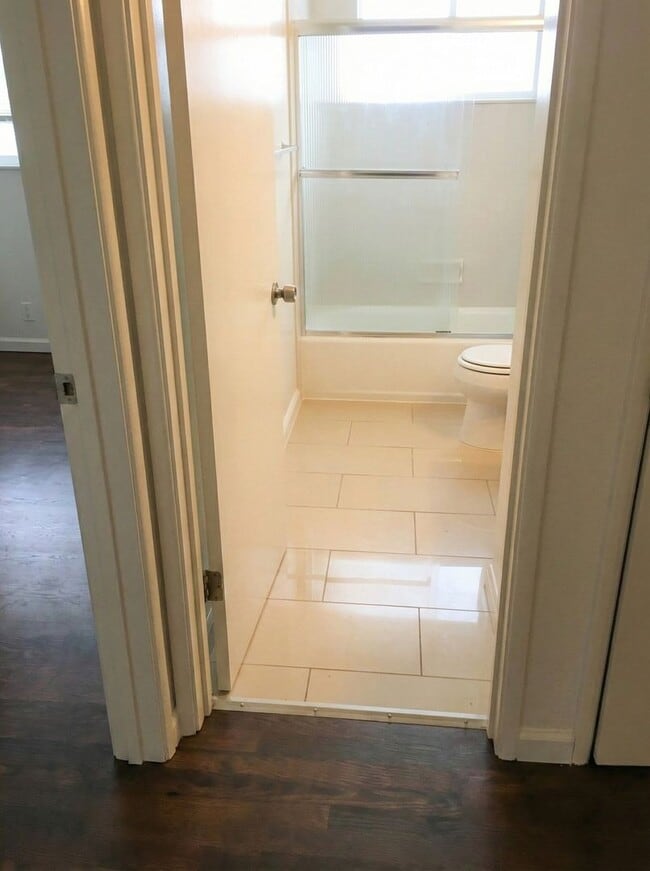 Building Photo - Sheffield Village Living: Spacious 2BD w/ Parking in San Leandro School District