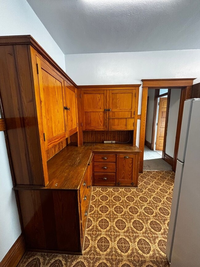 Building Photo - Spacious 1-Bedroom Apartment with Office Space Near Downtown Colorado Springs!