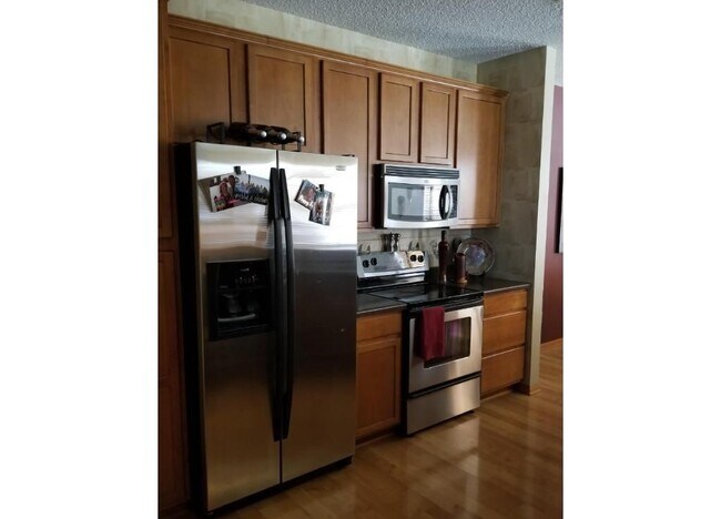 Building Photo - End-Unit Townhome *3Bd*2.5Ba plus loft*1767sqft. Community Pool! Available July 1st!