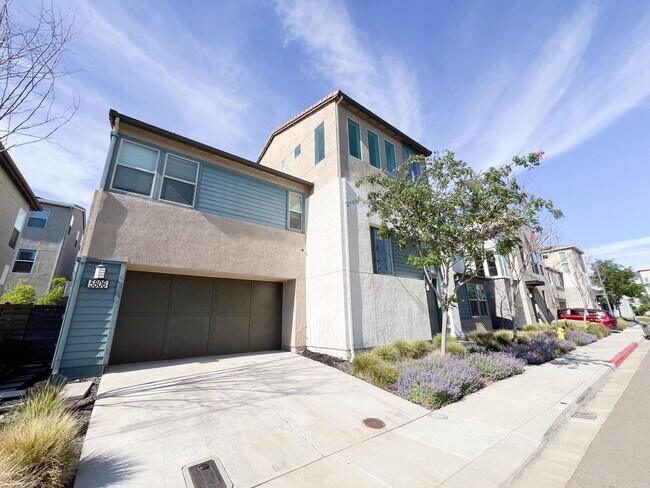 Primary Photo - Newer Spacious 5 Bedroom Home Located in C...