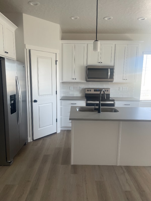 Building Photo - 894 N Hillcrest Rd