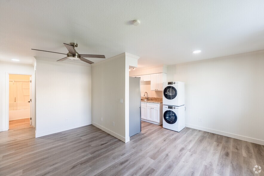 1BR, 1BA - 540SF - Living Room & Dining Area - AVA
