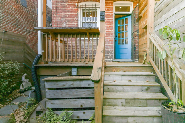 Building Photo - Fully Renovated 3 BR/1.5 BA Apartment in C...