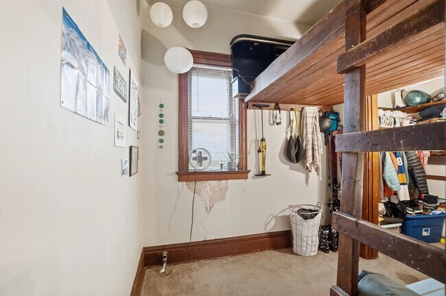 Building Photo - 7 bed/2 bath on Rohs St., Mins. from UC for Only $600/pp ($4,200/mo)! $250 SIGN ON BONUS FOR LTO!!!