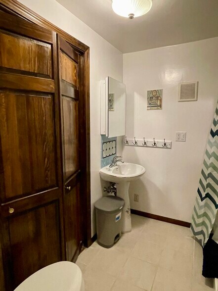 Building Photo - 19 Pitman St