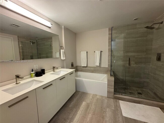 Building Photo - 1300 Brickell Bay Dr