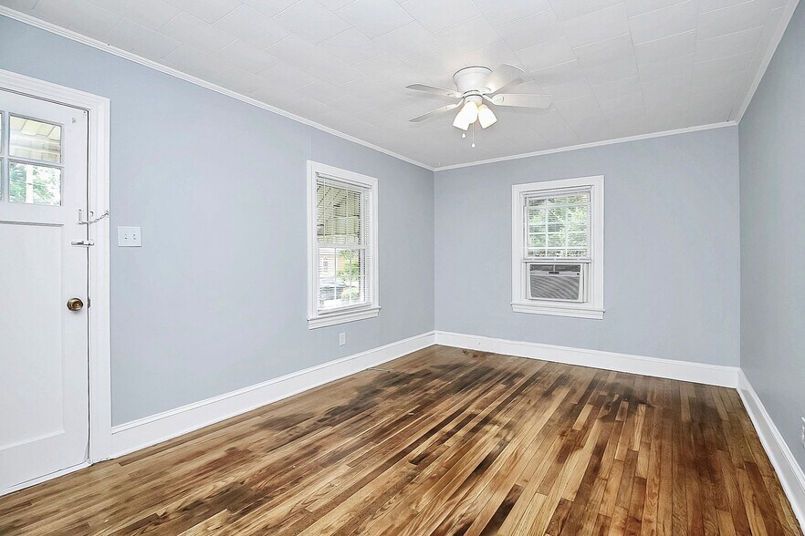 Living room - 616 E Iredell Ave