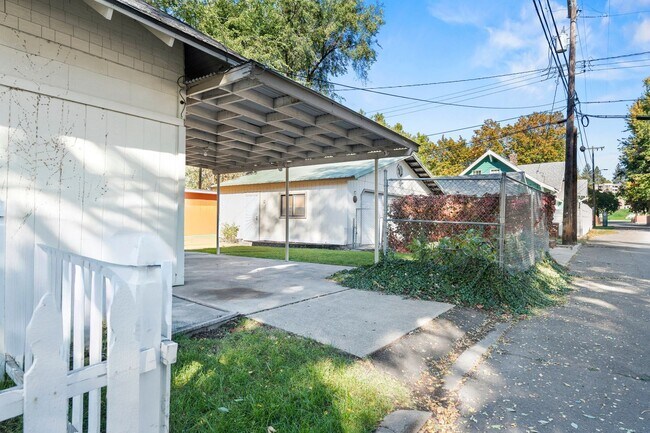 Building Photo - 206 W Waverly Pl