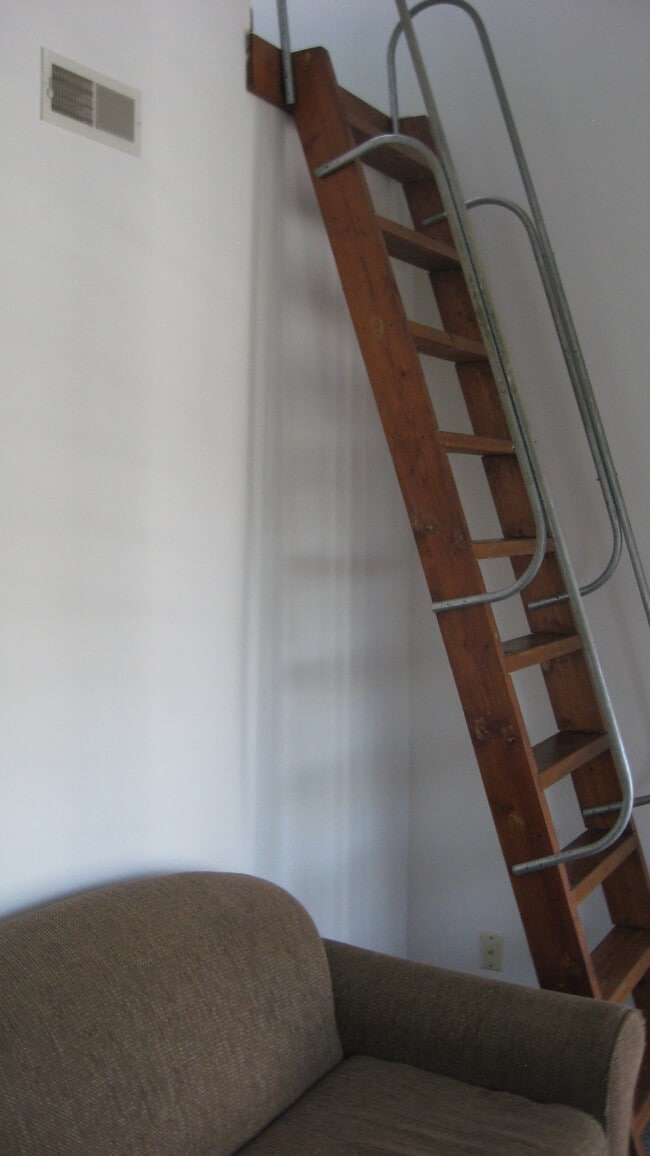 Building Photo - 712 W Elm St