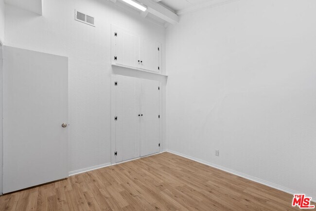 Building Photo - 5541 Fallbrook Ave