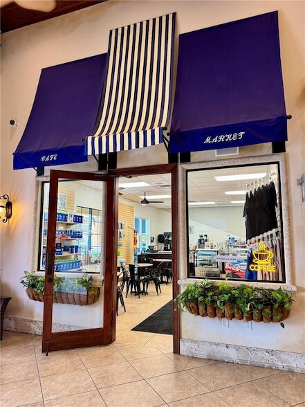 Building Photo - 8977 Coco Palm Rd