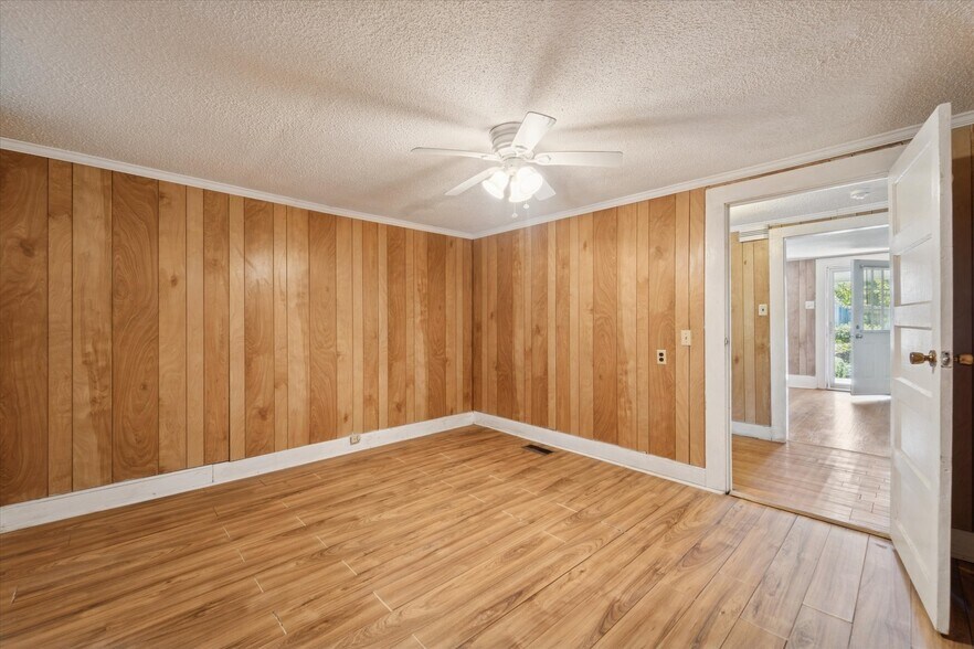 Building Photo - 742 E Park Ave