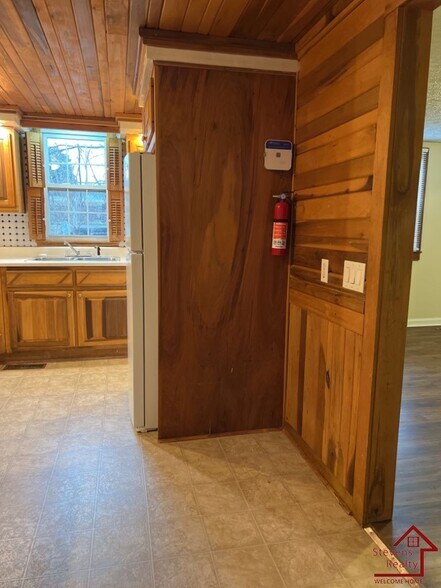 Building Photo - 864 Treewood Dr